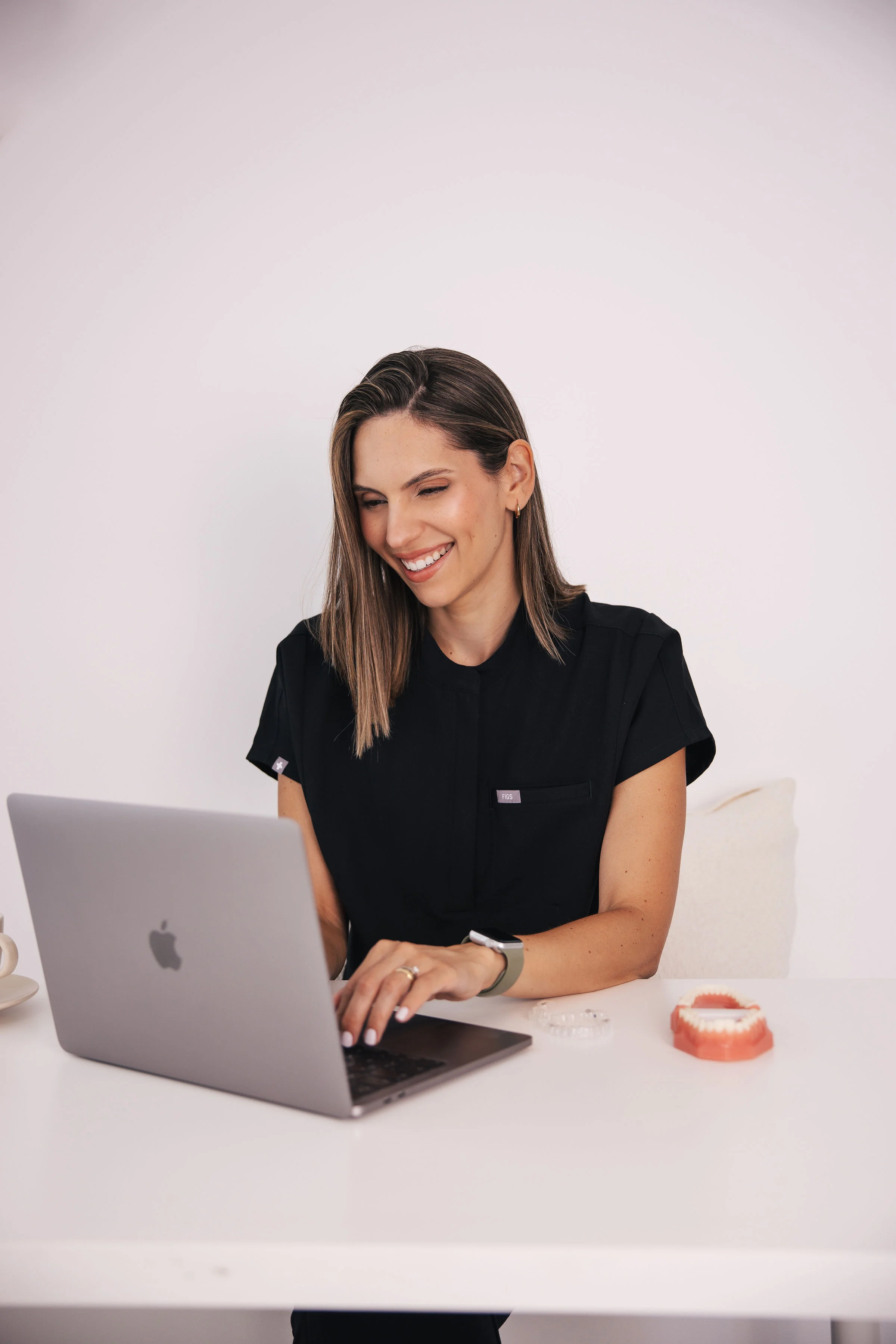 Dra. Vanessa Viamonte trabajando en un plan de tratamiento en su consulta